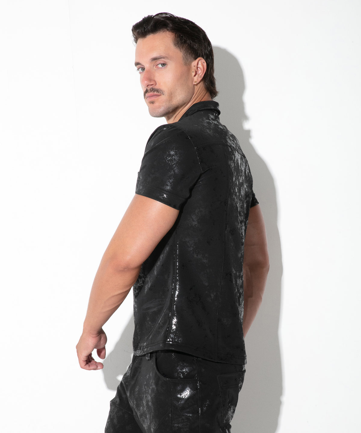 Kunstleder-Poloshirt im Vintage-Look 9839 – Schwarz - Code 22 - Shop Deutschland Noodosz