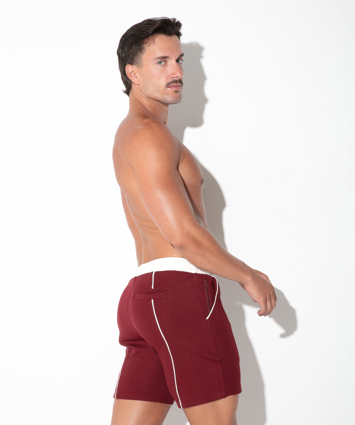 Lounge-Shorts mit Kontrast-Paspeln 9945 – Bordeaux - Code 22 - Shop Deutschland Noodosz