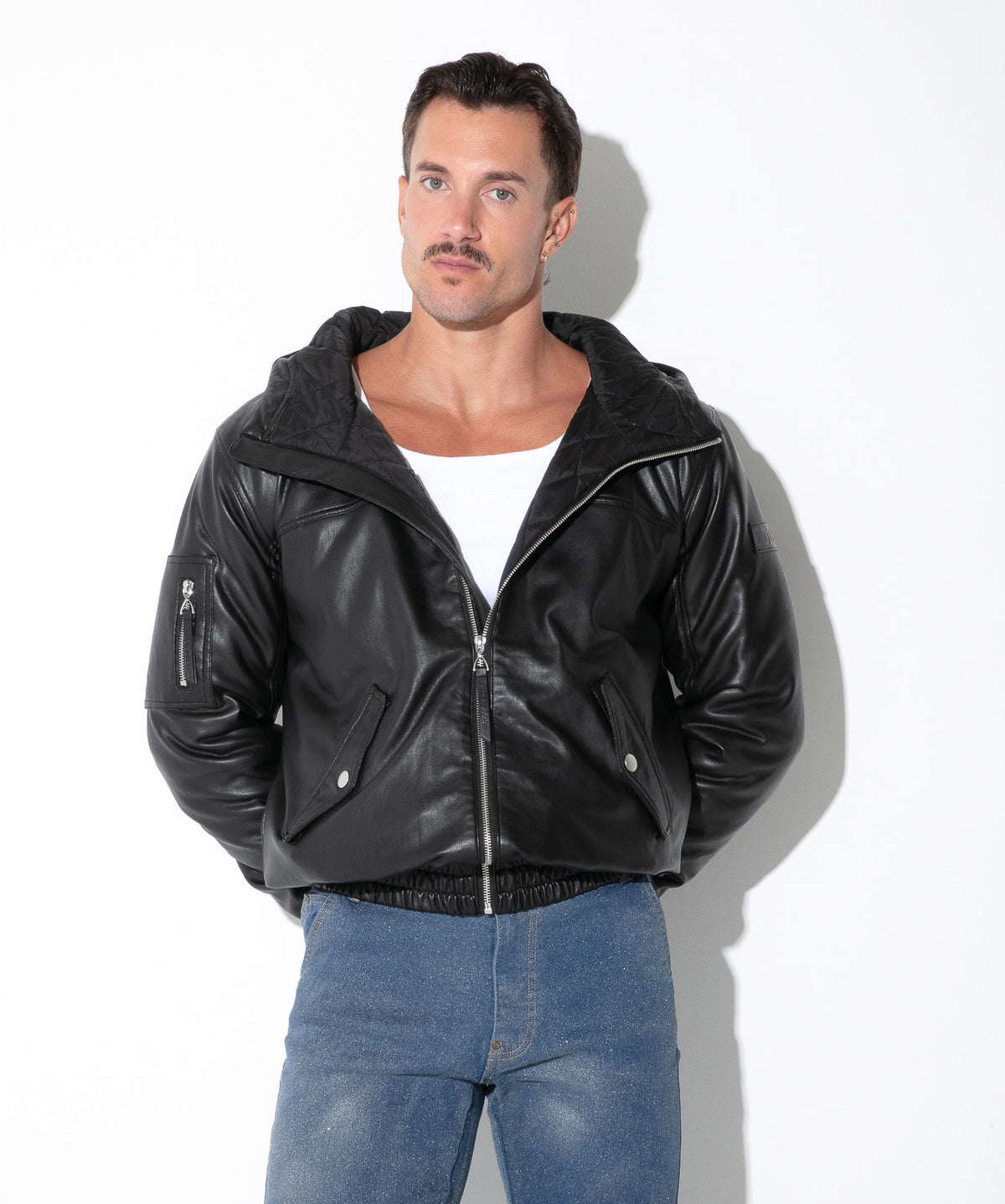 CODE 22 Kunstleder-Bomberjacke mit Kapuze 9856 – Schwarz - Code 22 - Shop Deutschland Noodosz