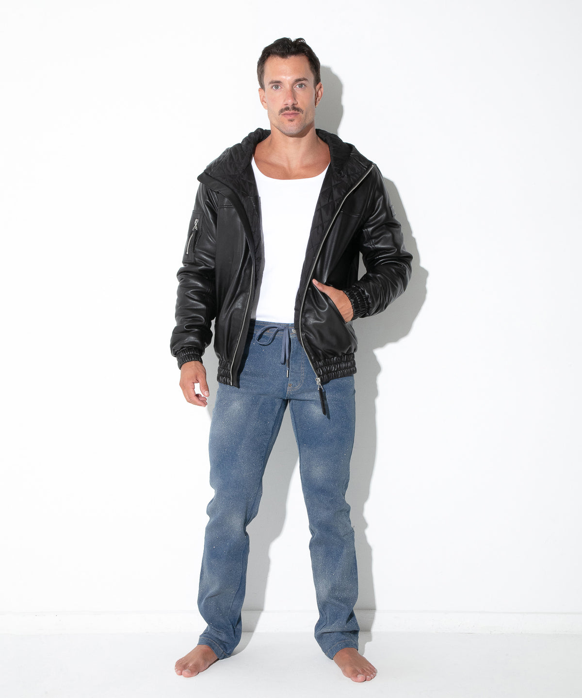 CODE 22 Kunstleder-Bomberjacke mit Kapuze 9856 – Schwarz - Code 22 - Shop Deutschland Noodosz