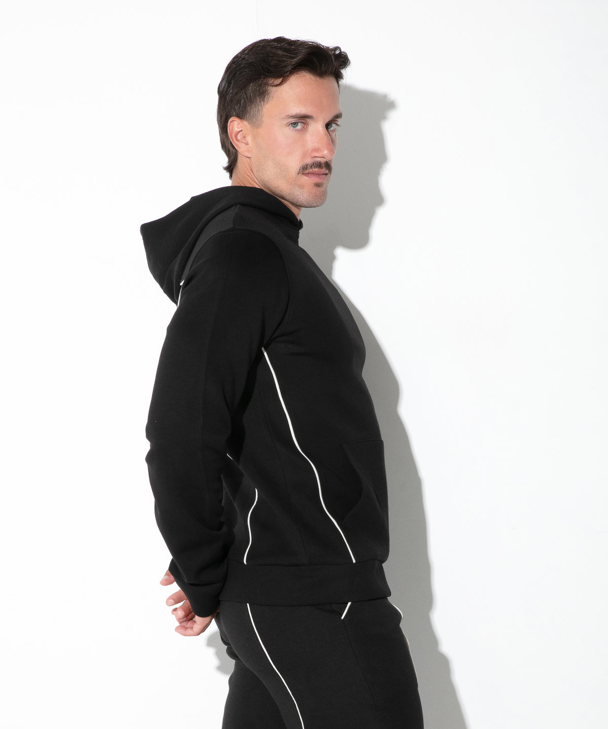 Lounge-Hoodie mit Kontrast-Paspeln 9943 – Bordeaux - Code 22 - Shop Deutschland Noodosz
