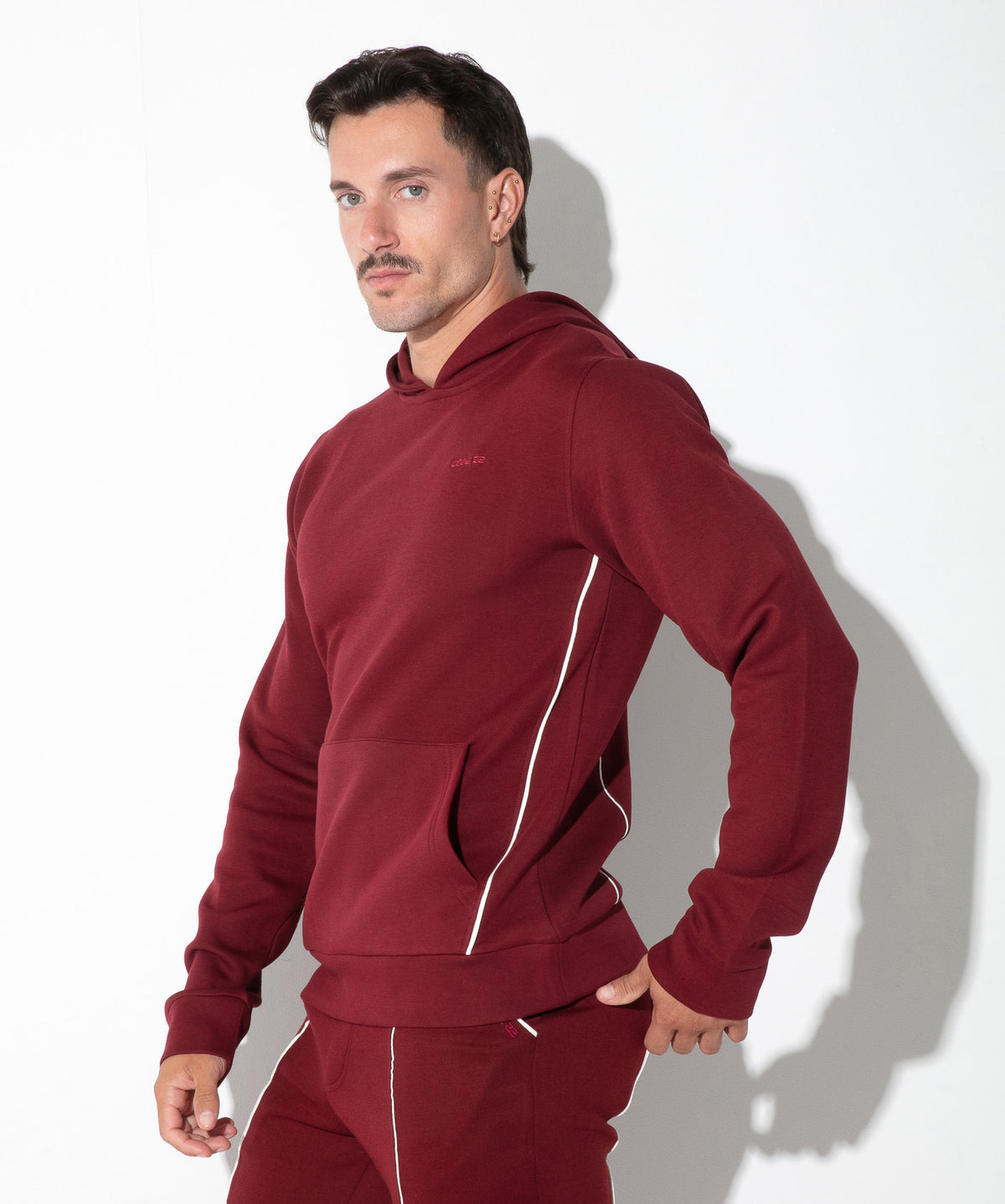 Lounge-Hoodie mit Kontrast-Paspeln 9943 – Bordeaux - Code 22 - Shop Deutschland Noodosz