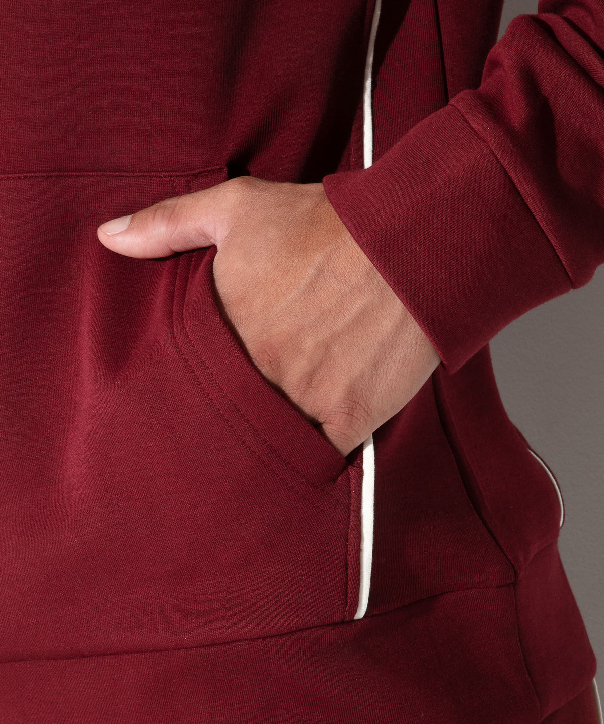 Lounge-Hoodie mit Kontrast-Paspeln 9943 – Bordeaux - Code 22 - Shop Deutschland Noodosz