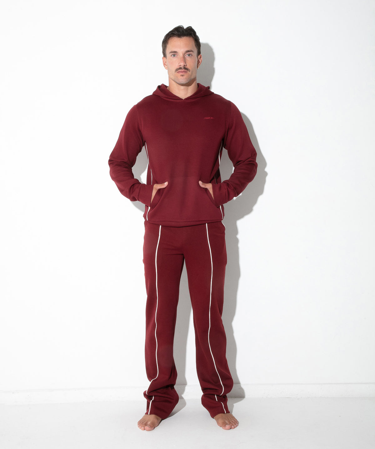 Lounge-Hoodie mit Kontrast-Paspeln 9943 – Bordeaux - Code 22 - Shop Deutschland Noodosz