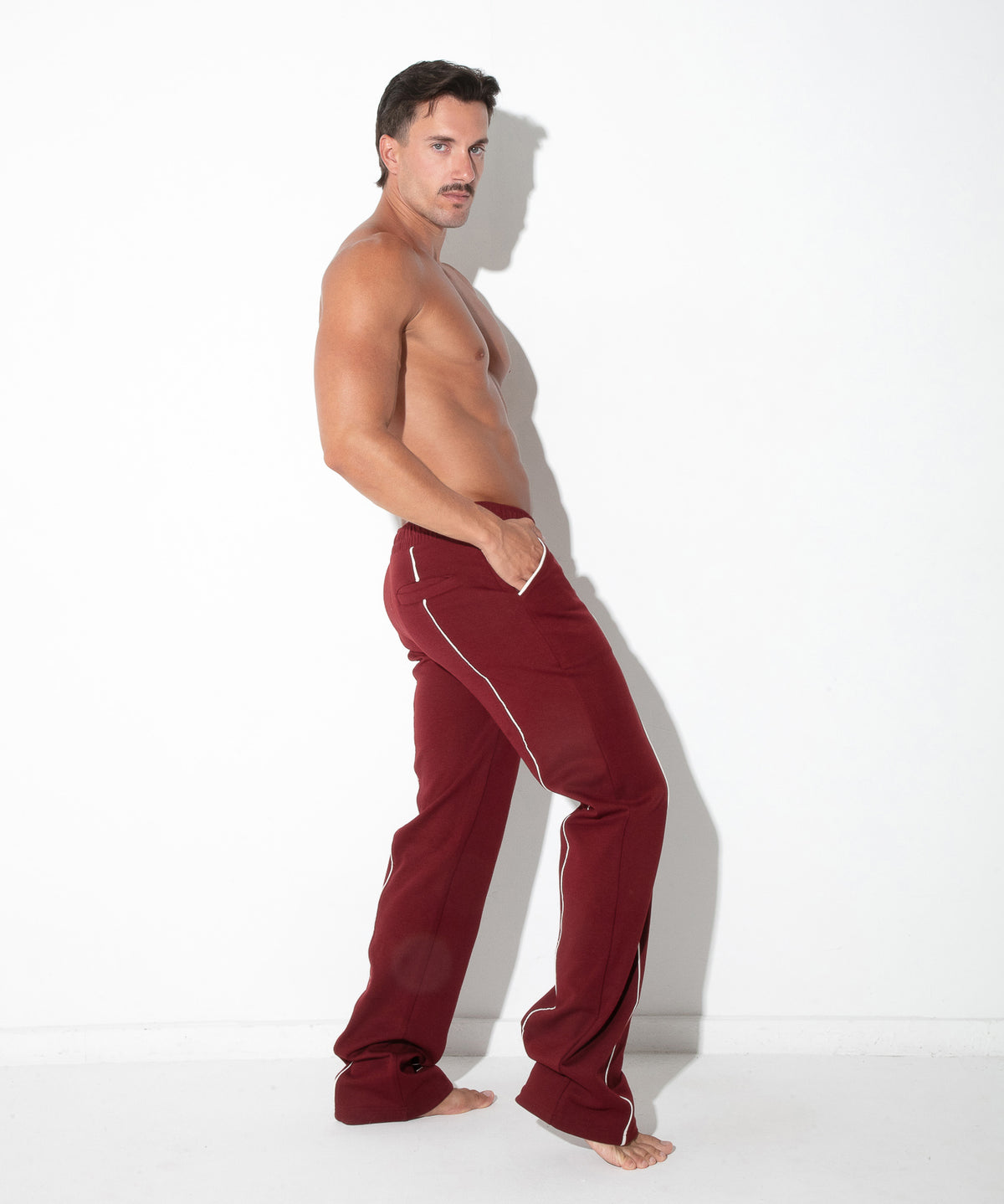 Lounge-Jogginghose mit Kontrast-Paspeln 9944 – Bordeaux - Code 22 - Shop Deutschland Noodosz