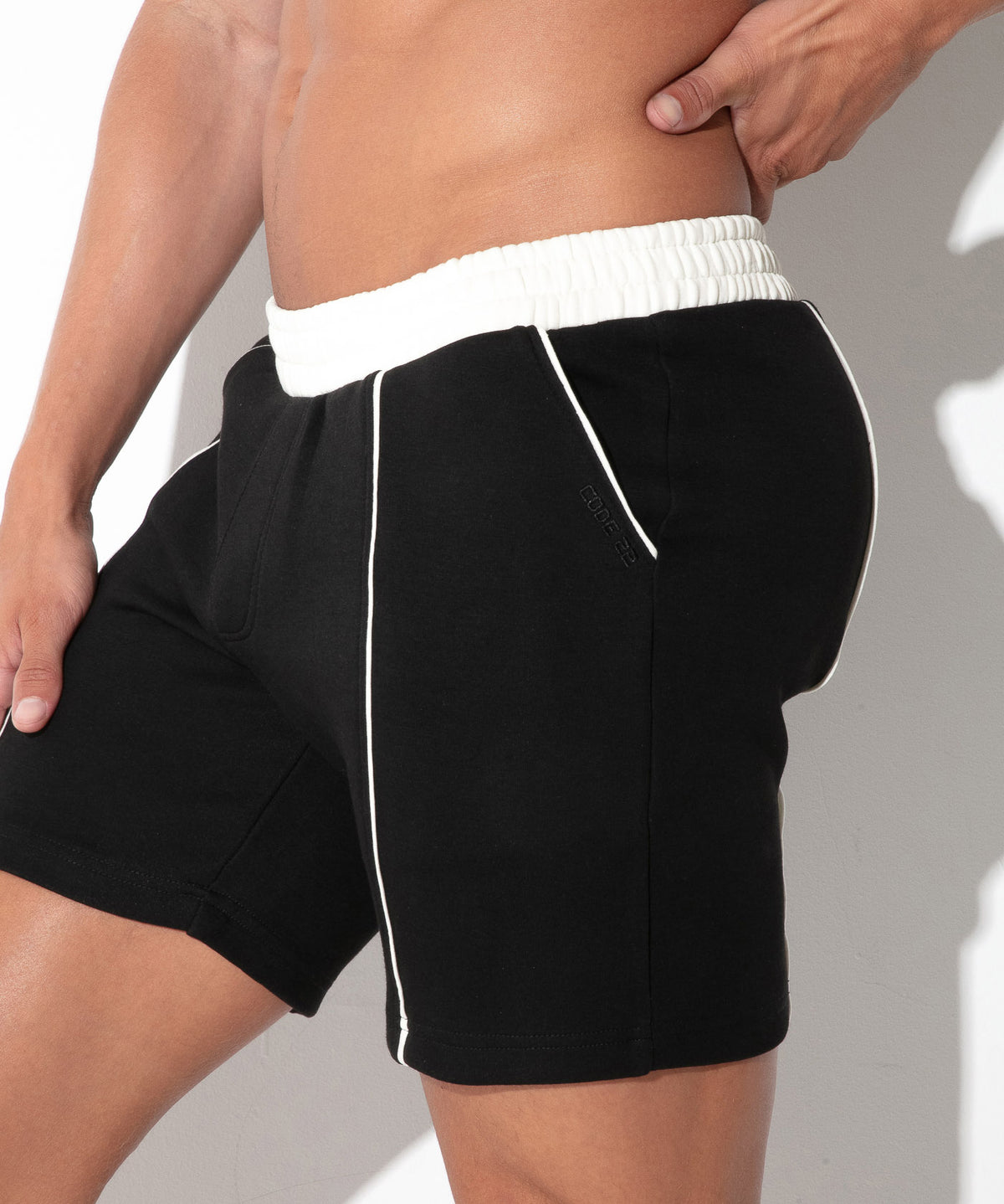 Lounge-Shorts mit Kontrast-Paspeln 9945 – Bordeaux - Code 22 - Shop Deutschland Noodosz