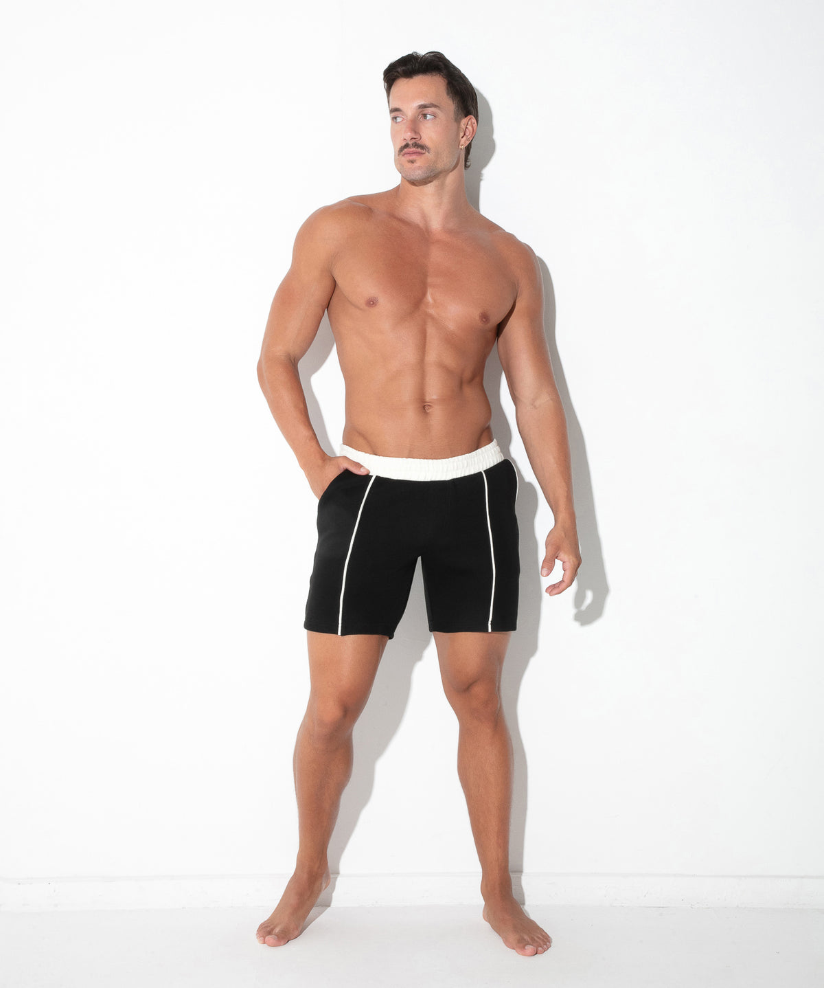 Lounge-Shorts mit Kontrast-Paspeln 9945 – Bordeaux - Code 22 - Shop Deutschland Noodosz