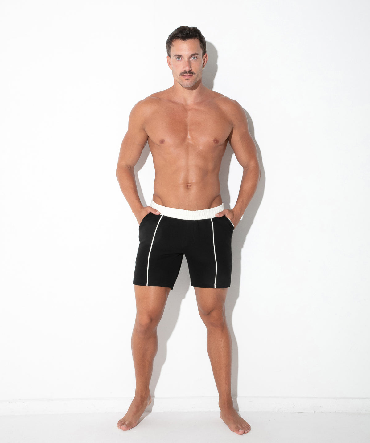 Lounge-Shorts mit Kontrast-Paspeln 9945 – Bordeaux - Code 22 - Shop Deutschland Noodosz