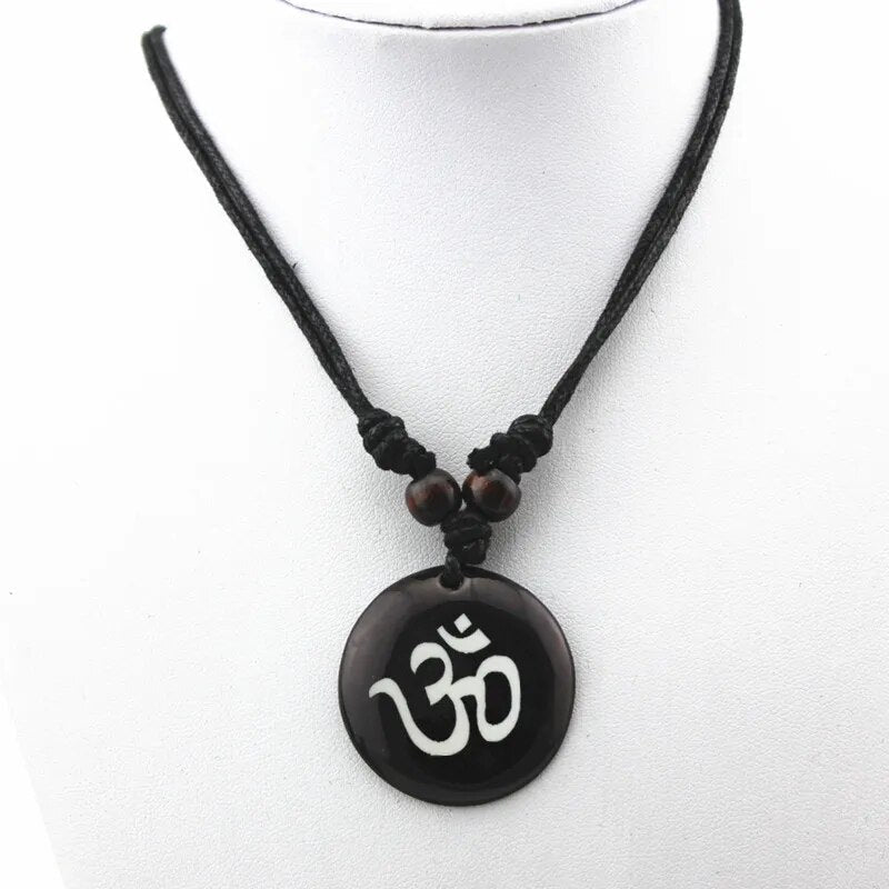 AUM OM Ohm Hindu Buddhist Hinduismus Yoga Anhänger Halskette - Glücksbringer aus Yak - Knochen - NiZED - Shop Deutschland Noodosz