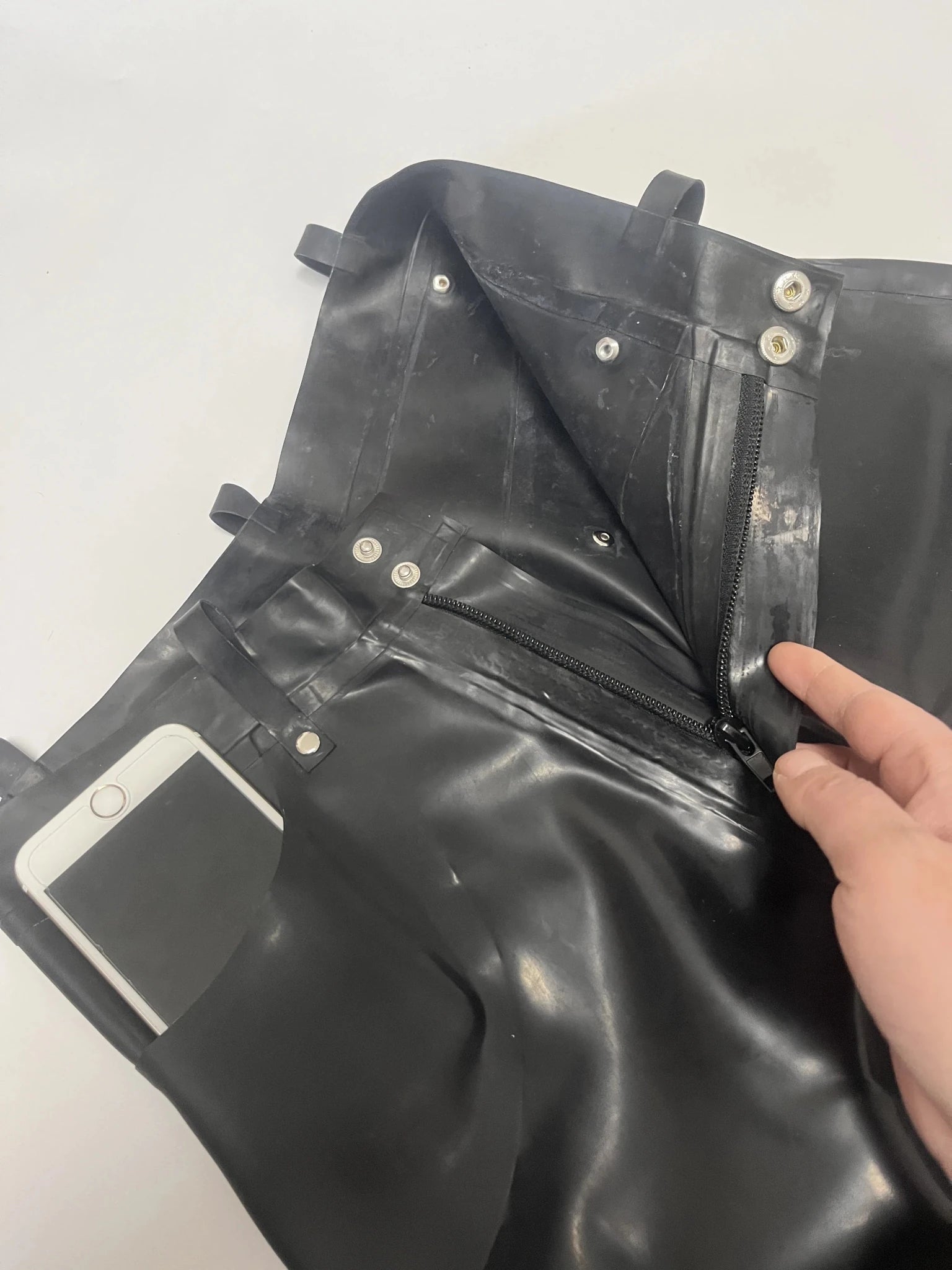 Herren Latex Jeans aus Gummi mit Front - Reißverschluss & vier Taschen - FlowNight - Shop Deutschland Noodosz