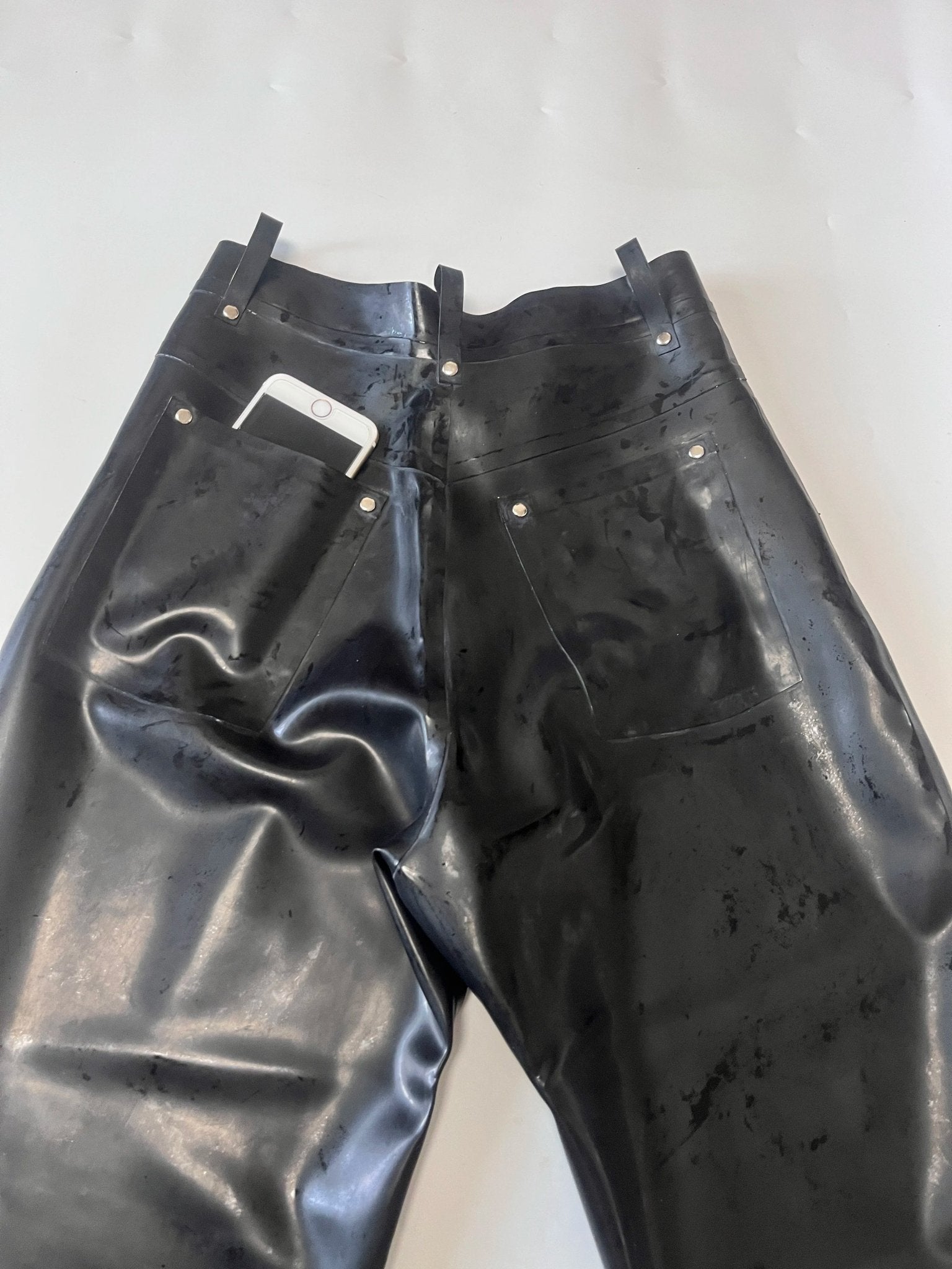 Herren Latex Jeans aus Gummi mit Front - Reißverschluss & vier Taschen - FlowNight - Shop Deutschland Noodosz